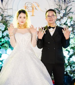 Stunning Nghe An Bride Shines with Lavish Gold Jewelry and Radiant Beauty in Viral Wedding Photos - image 4