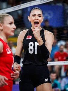 Fashion Secrets of the 2-Meter Volleyball Goddess: How to Style a Statuesque Silhouette - image 7