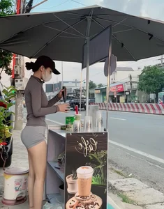 Viral Street Coffee Vendor Captivates Social Media with Bold Fashion Choices and Stunning Visuals - image 4