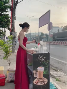 Viral Street Coffee Vendor Captivates Social Media with Bold Fashion Choices and Stunning Visuals - image 3