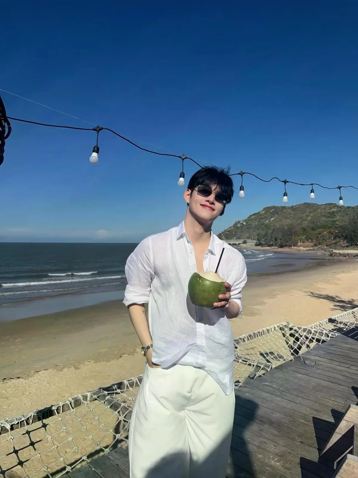 Huyen Baby Enjoys a Luxurious Beach Getaway with Friends: Stunning Summer Fashion and Glamorous Travel Moments