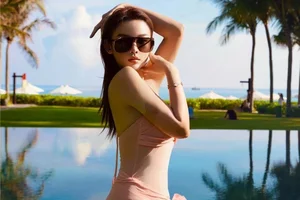 Huyen Baby Enjoys a Luxurious Beach Getaway with Friends: Stunning Summer Fashion and Glamorous Travel Moments - image 9