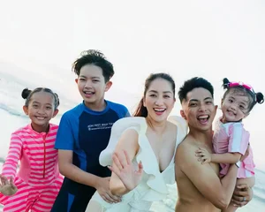 Huyen Baby Enjoys a Luxurious Beach Getaway with Friends: Stunning Summer Fashion and Glamorous Travel Moments - image 8