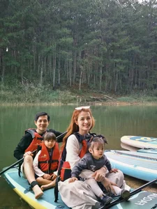 Huyen Baby Enjoys a Luxurious Beach Getaway with Friends: Stunning Summer Fashion and Glamorous Travel Moments - image 10