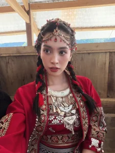 Miss Vietnam Tran Tieu Vy shines in traditional ethnic attire amidst the majestic mountains - image 8
