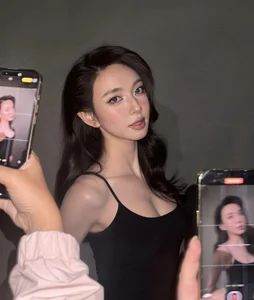 Stunning Beauty of Thuỳ Tiên and Huyền Lizzie in Modern Fashion Trends - image 4