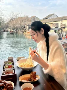 Stunning Beauty of Thuỳ Tiên and Huyền Lizzie in Modern Fashion Trends - image 2