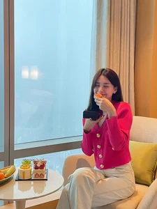 Stunning Beauty of Thuỳ Tiên and Huyền Lizzie in Modern Fashion Trends - image 1