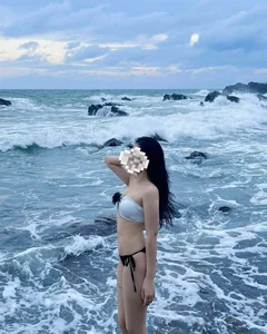 Viral Beauty Trends: Exploring the Elegant Style of the Latest Fashion Icon - image 5