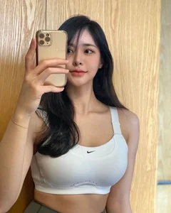Breaking Beauty Standards: The Stunning 70kg Korean Influencer Redefining Curves and Confidence in Modern Fashion - image 1