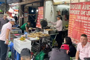 Tasting Tradition: The Famous 30-Year Sandworm Omelet in Hanoi Old Quarter - image 8
