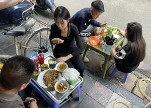 Tasting Tradition: The Famous 30-Year Sandworm Omelet in Hanoi Old Quarter - image 1