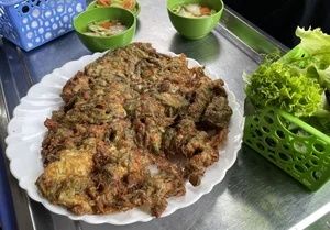 Tasting Tradition: The Famous 30-Year Sandworm Omelet in Hanoi Old Quarter - image 3