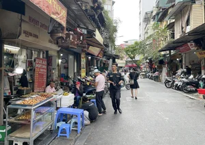 Tasting Tradition: The Famous 30-Year Sandworm Omelet in Hanoi Old Quarter - image 7