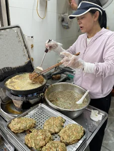 Tasting Tradition: The Famous 30-Year Sandworm Omelet in Hanoi Old Quarter - image 0