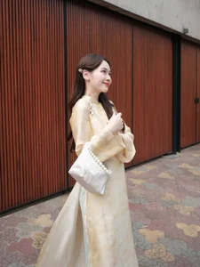 Elegant Vietnamese Silk Ao Dai: Discover the Timeless Grace and Traditional Beauty of Vietnam's Iconic National Dress for Women - image 2