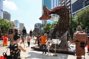 Unique Art Installations on Nguyen Hue Street Captivate HCMC Tourists - image 4