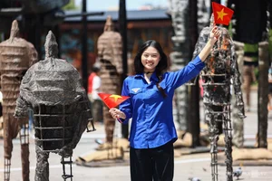 Unique Art Installations on Nguyen Hue Street Captivate HCMC Tourists - image 6