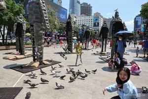 Unique Art Installations on Nguyen Hue Street Captivate HCMC Tourists - image 1