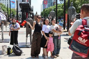 Unique Art Installations on Nguyen Hue Street Captivate HCMC Tourists - image 8