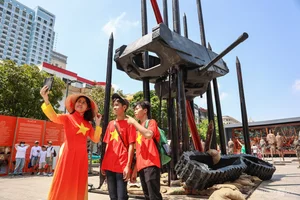 Unique Art Installations on Nguyen Hue Street Captivate HCMC Tourists - image 7
