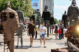 Unique Art Installations on Nguyen Hue Street Captivate HCMC Tourists - image 2