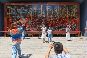 Unique Art Installations on Nguyen Hue Street Captivate HCMC Tourists - image 0