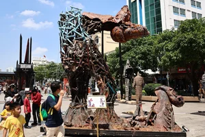 Unique Art Installations on Nguyen Hue Street Captivate HCMC Tourists - image 10