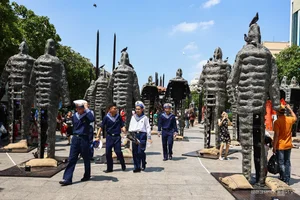 Unique Art Installations on Nguyen Hue Street Captivate HCMC Tourists - image 3