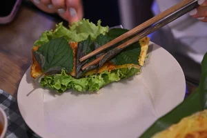Authentic Western Vietnamese Banh Xeo in Hanoi Earns Prestigious Michelin Recognition - image 3