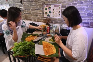 Authentic Western Vietnamese Banh Xeo in Hanoi Earns Prestigious Michelin Recognition - image 7