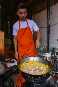 Authentic Western Vietnamese Banh Xeo in Hanoi Earns Prestigious Michelin Recognition - image 5