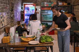 Authentic Western Vietnamese Banh Xeo in Hanoi Earns Prestigious Michelin Recognition - image 4