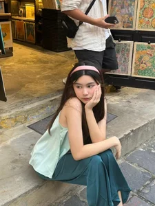 Stunning 16th Birthday Photoshoot of Quyen Linh's Youngest Daughter: A New Era of Elegance - image 2