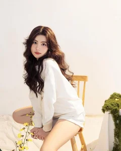 Stunning 16th Birthday Photoshoot of Quyen Linh's Youngest Daughter: A New Era of Elegance - image 0