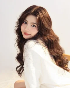 Stunning 16th Birthday Photoshoot of Quyen Linh's Youngest Daughter: A New Era of Elegance - image 7