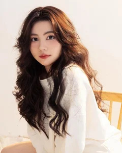 Stunning 16th Birthday Photoshoot of Quyen Linh's Youngest Daughter: A New Era of Elegance - image 5
