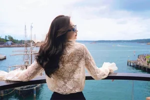 Miss Dang Thu Thao Shares Heartwarming Beach Moments with Her Youngest Daughter - image 4