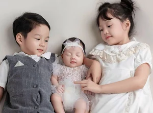 Miss Dang Thu Thao Shares Heartwarming Beach Moments with Her Youngest Daughter - image 1