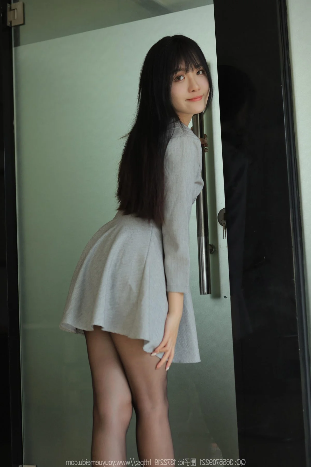 Wan Ping Showcases High Fashion in IESS No.1639 Collection