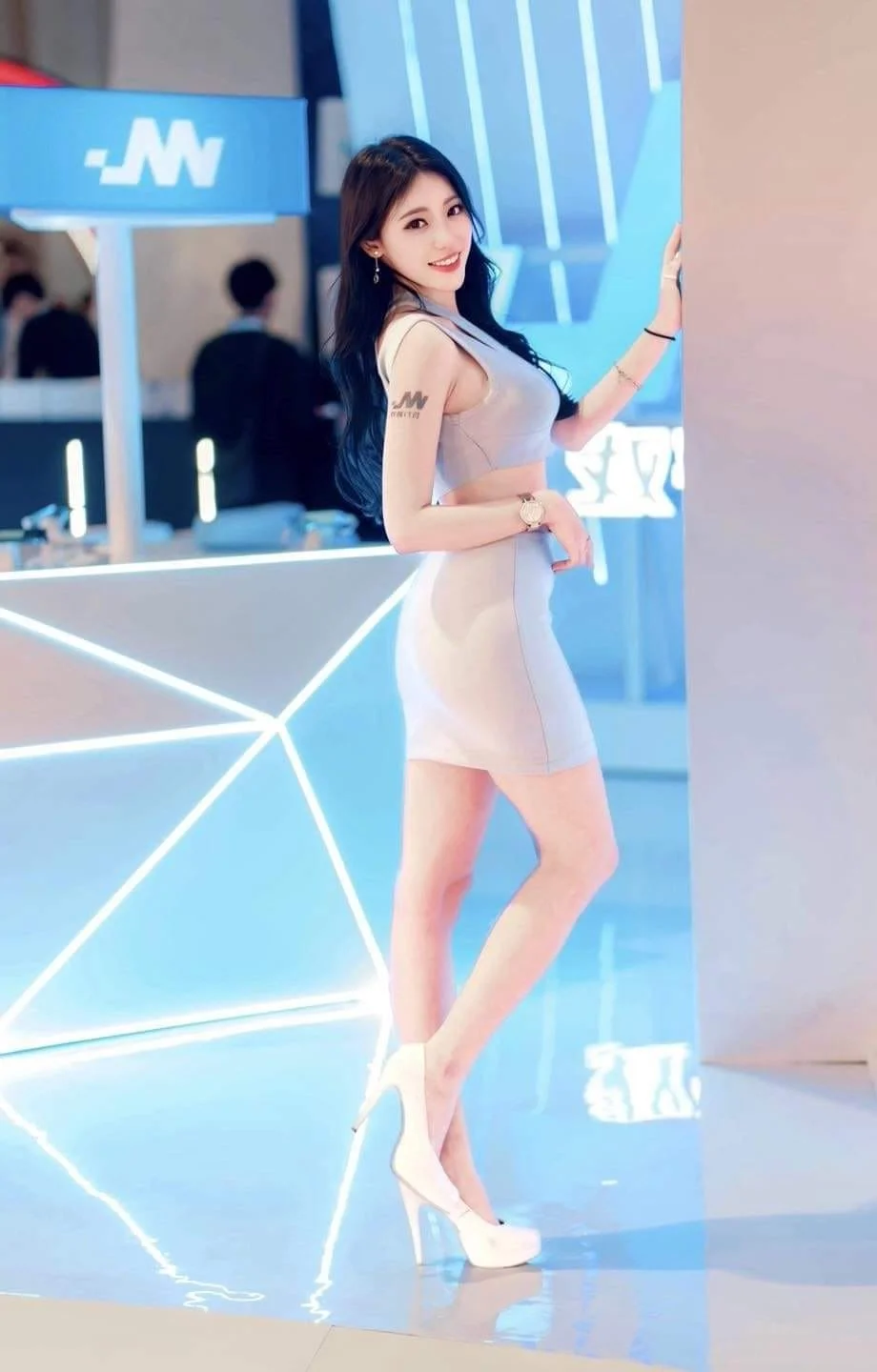 Chinese Influencer Goes Viral with Creative 'Artist in Apron' Photoshoot