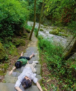 Hilarious Reality of Travel: When Vacation Vibes Meet Total Exhaustion - image 4