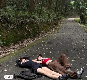 Hilarious Reality of Travel: When Vacation Vibes Meet Total Exhaustion - image 0