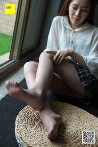 Mingli Jie Features Grey Silk in IESS Foot Model Series - image 35