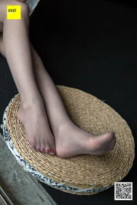 Mingli Jie Features Grey Silk in IESS Foot Model Series - image 16