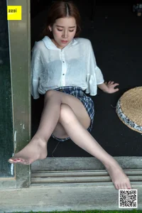 Mingli Jie Features Grey Silk in IESS Foot Model Series - image 78