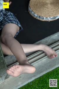 Mingli Jie Features Grey Silk in IESS Foot Model Series - image 70
