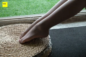 Mingli Jie Features Grey Silk in IESS Foot Model Series - image 19