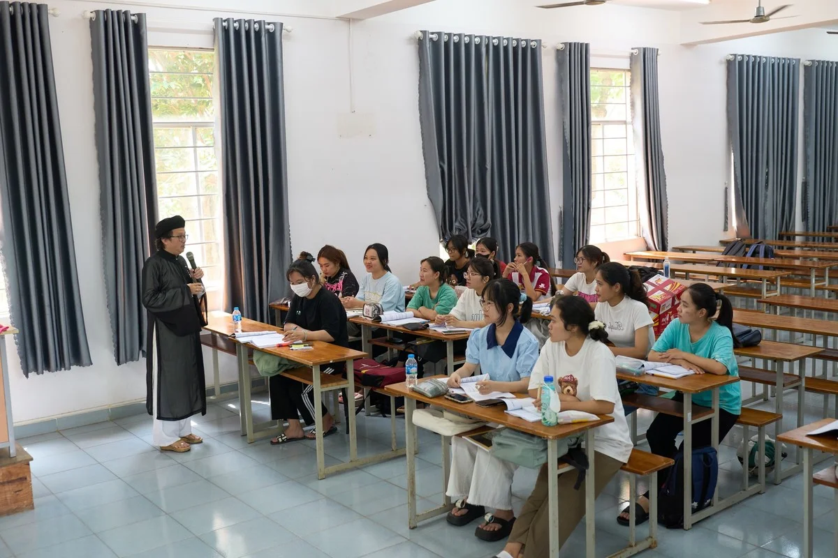 Honoring Tradition: The Vietnamese Teacher Preserving Heritage Through the Iconic Ao Dai and Wooden Clogs
