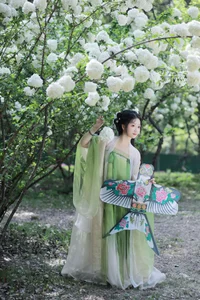 Ethereal Garden Muse: Xiao Bing Gan in YiTuYu Vol.8856 - image 4